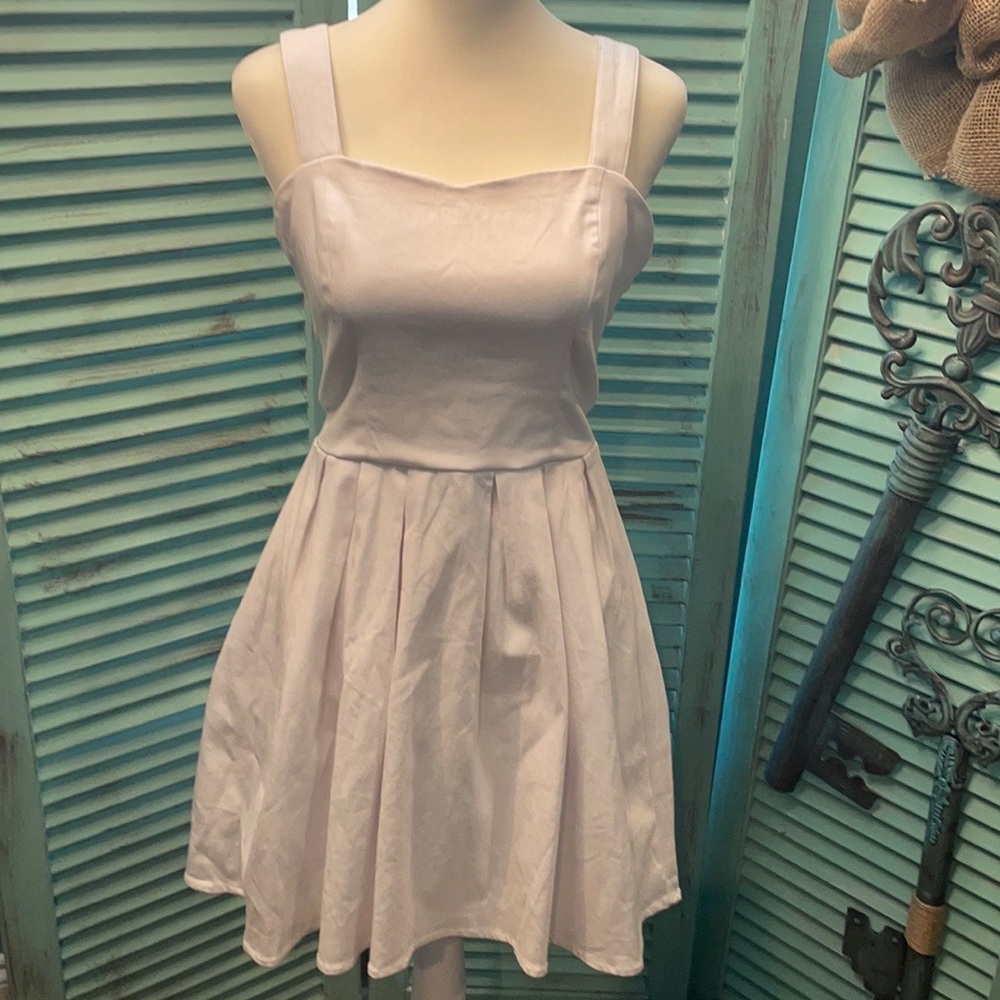 2 Charlotte Russe WHITE PLEAT & BLACK BUTTON DETAIL - Picture 1 of 8